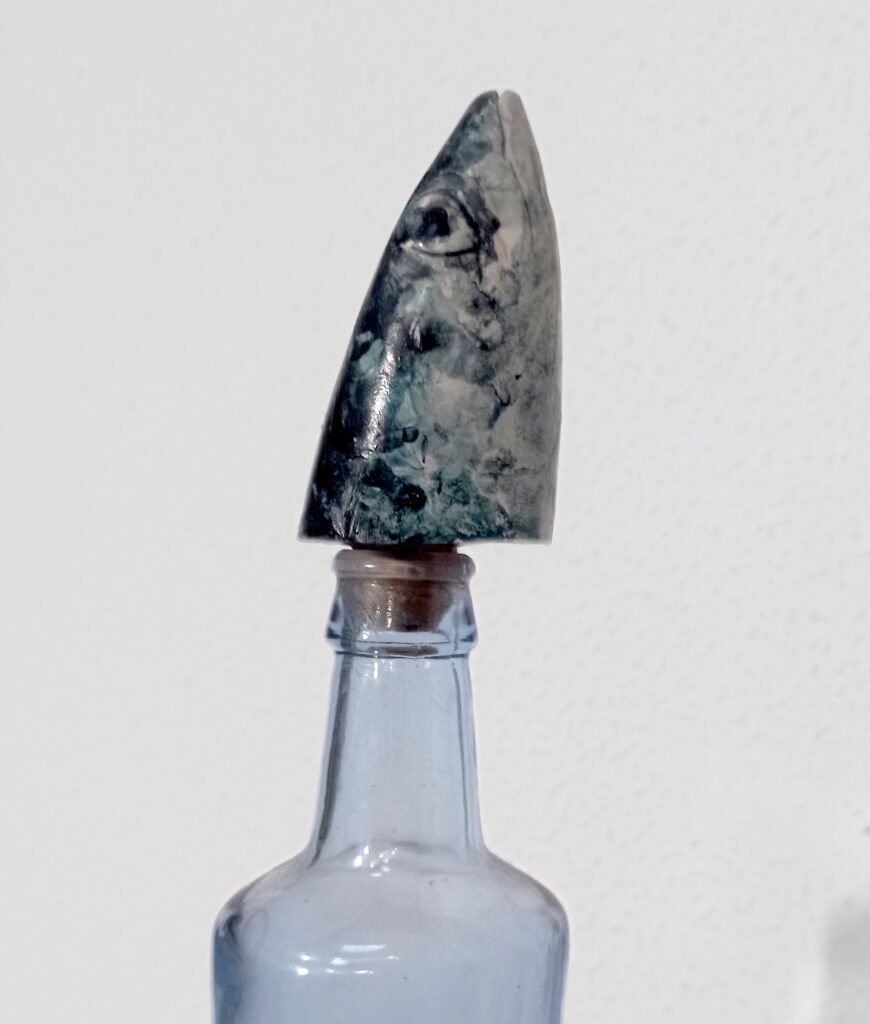 Relieve policromado con acuarela sobre madera estucada, obra original de Luis Carlos Zambrano Valdivia