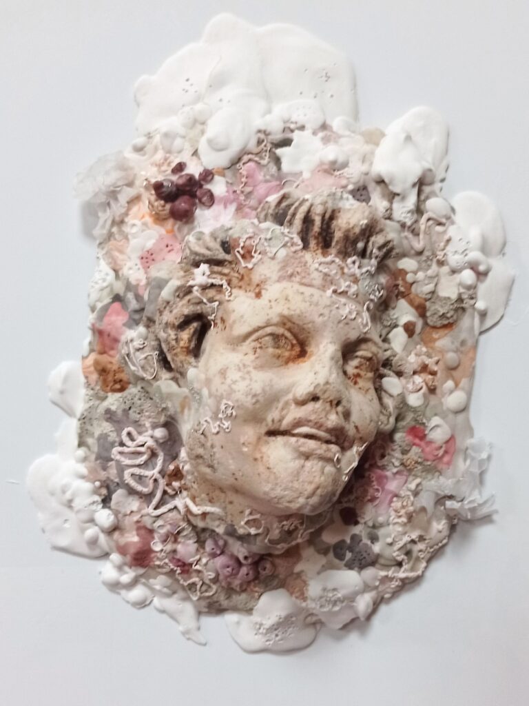 Relieve policromado con acuarela sobre madera estucada, obra original de Luis Carlos Zambrano Valdivia